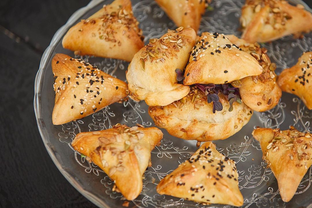 What’s your favorite flavor of fatayer Cheese, meat or spinach We can make one or all three for you for your next Iftar or Suhoor with Fait Maison Cuisine’s delicious menu. Let’s make it happen: 0503761476 ✨