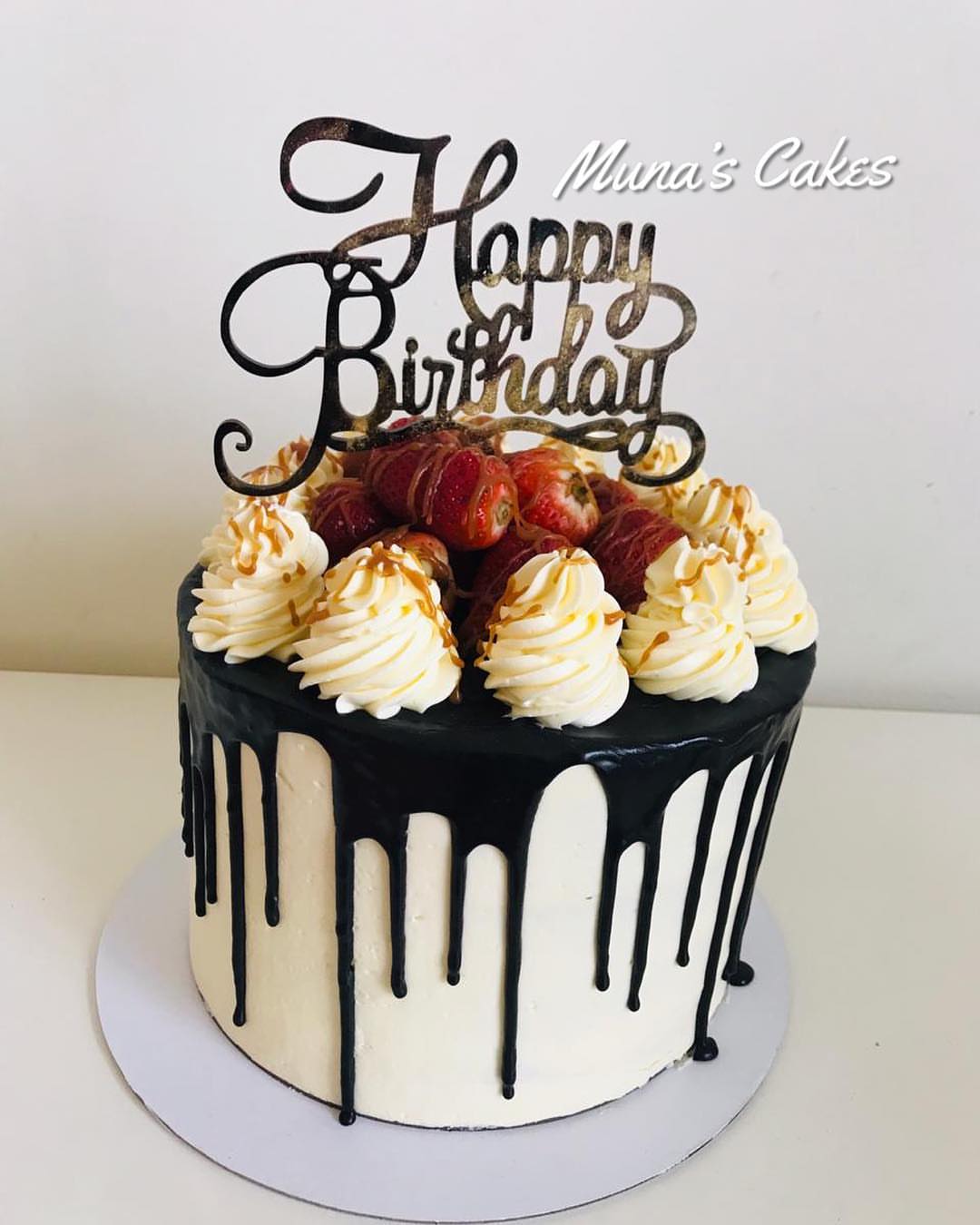 Chocolate cake with chocolate fudge and salted caramel filling covered with Swiss meringue buttercream and some fresh strawberries
#cake#chocolate#vanilla#frosting#happy#birthday#happybirthday#dubai#dxb#uae#instagram #sweets#summer#holiday