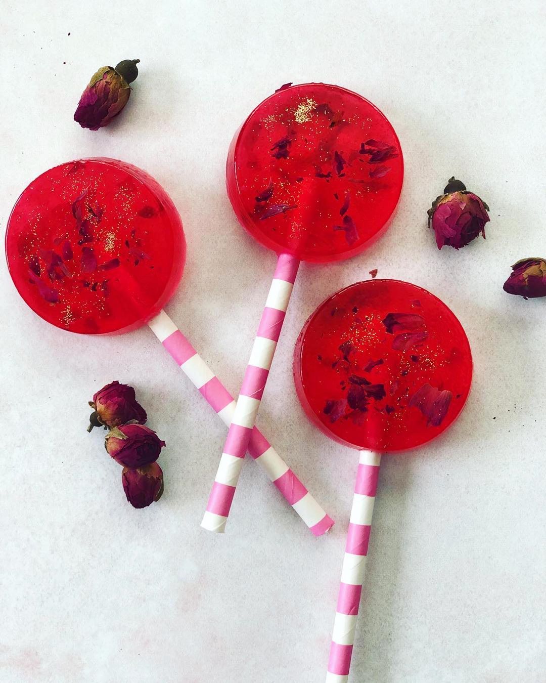 For the #Ramadancolddrinkscollab hosted by @zik_falke and @noontreats, I was inspired by one of Pakistan’s most iconic iftar drinks!
I’ve made some @roohafzapk flavoured lollipops garnished with edible gold glitter and dried rose petals.
Rooh Afza is a flavoured syrup, it tastes kinda floral and fruity at the same time and is used to flavour many iconic Pakistani drinks and desserts!
You can see how I made these in my highlights .
.
.
.
.
.
#lollipopcollab #lollipop #lollipops #nationallollipopday #lollipopday #lollipopdreams #roohafza #pakistanifood #paperstraws #edibleroses #goldglitter #edibleglitter #flavoured #rosedrink #iftar #iftarrecipes #roohafza #eid #isomalt #isomaltlollipops #traditionaldrinks