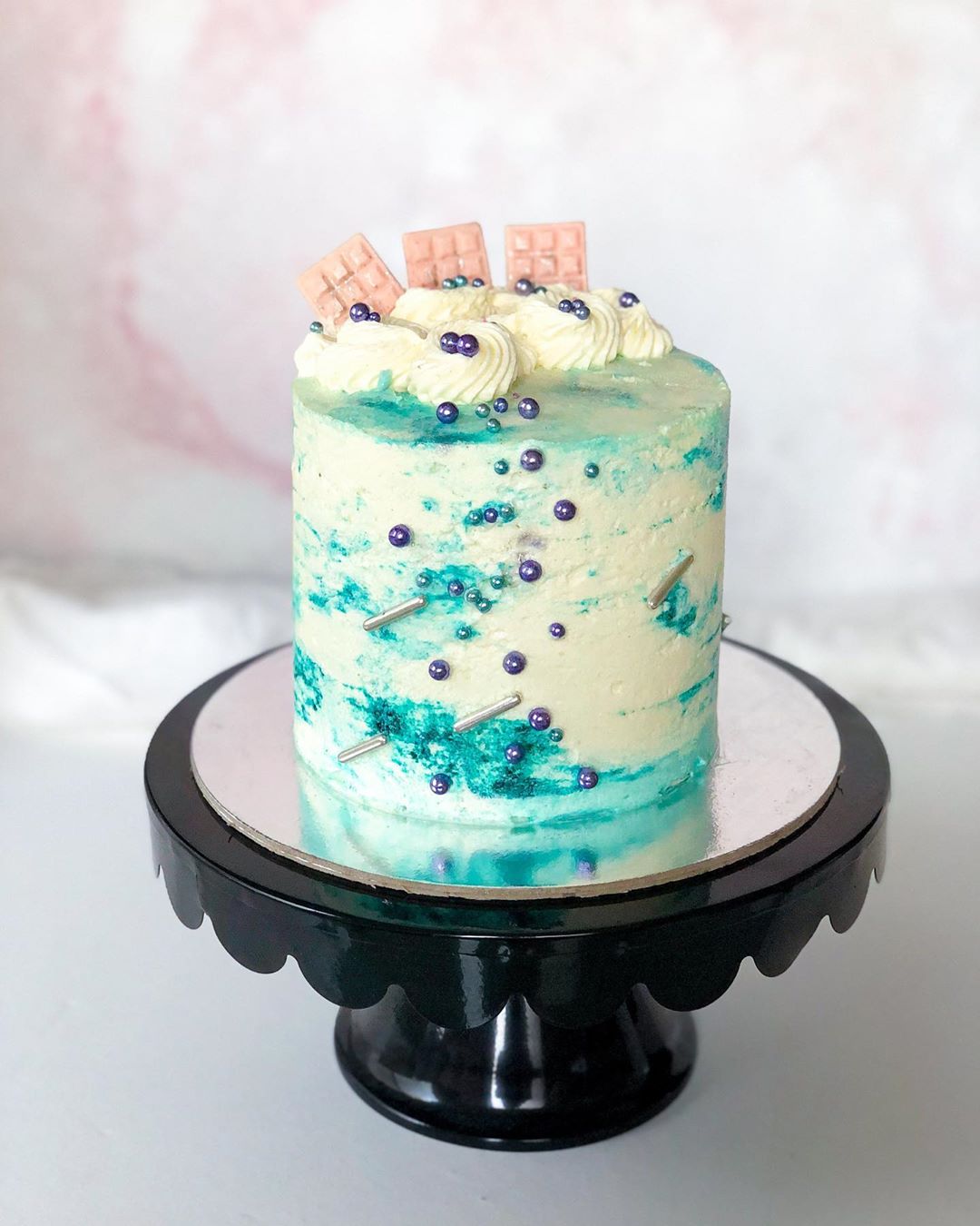 I don’t know why but this cake design makes me want to take a bubble bath
Also how cute are those mini white chocolate bar decorations
.
.
.
.
.
.
.
@sweetapolita Viper dragées and silver metallic rods
.
.
.
.
.
#cakephotography #cakeart #cakecakecake #cakeshop #cakeofinstagram #cakeday #cakelife #cakedecor #cakesinstyle #cakedecorating #cakedesign #cakefaceconfession #cakesofig #cakelovers #cakebirthday #cakesofinsta #caketime #bubblebaths #bubblebathcake #bubbles #minichocolate #minichocolatebars #watercolourcake #watercolorcake #sweetapolitasprinkles #marbelling #marbeledcake #marbledesign #cupcakeproject