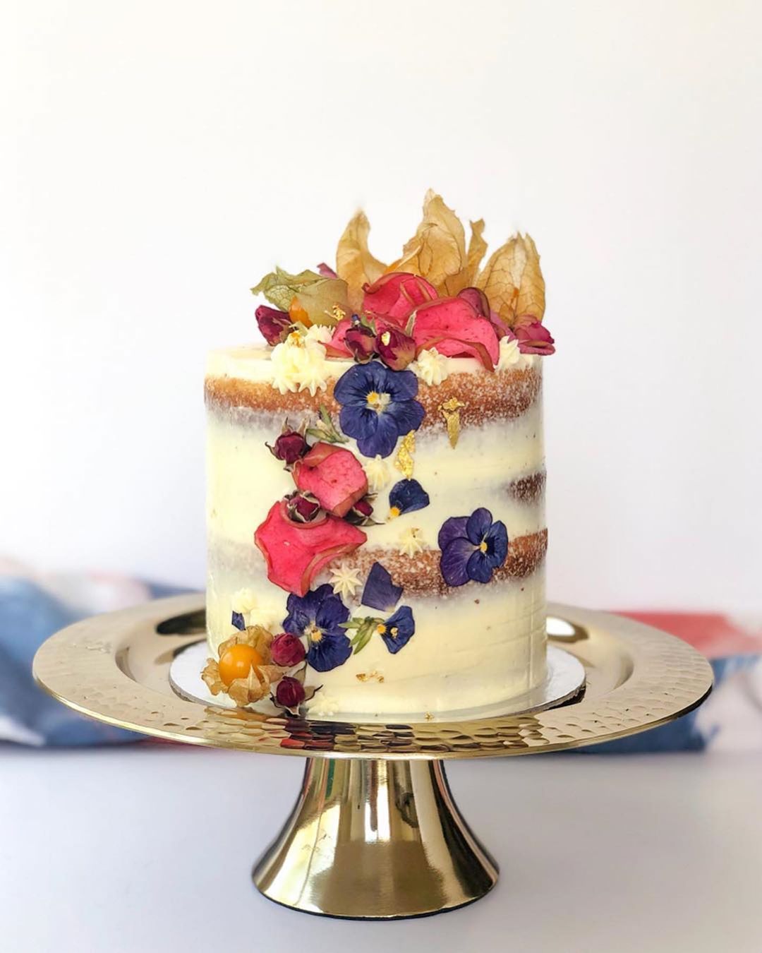 Throwback to this summery cake!
I love working with fresh fruits and flowers, so to try something new, I played with altering their physical properties to use them as decorations for this cake!
Here I’ve decorated with some gooseberries, dyed and dehydrated apple slices, pressed edible violas, dried roses and 24k gold leaf from @slofoodgroup!
Inside is a lemon cake, with layers of home made strawberry jam in between and frosted with a vanilla swiss meringue buttercream! . .
.
.
.
.
.
.
.
.
.
.
#lemoncake #swissmeringuebuttercream #foodphotography #bakeyourworldhappy #cakeporm #chefsgossips #wiltoncakes #cakedecorating #foodblogfeed #edibleflowers #cakesdaily #cakesofig #bakebakebake #cakeinspo #bestfoodfeed #yourcakestories #bakefromscratch #cupcakeproject #cakeofinstagram #thebakefeed #customcake #instasweet #cakestagram #FNCEats #cakegram #cakecakecake #dehydratedapples #edibleart #edibleflowers #violas