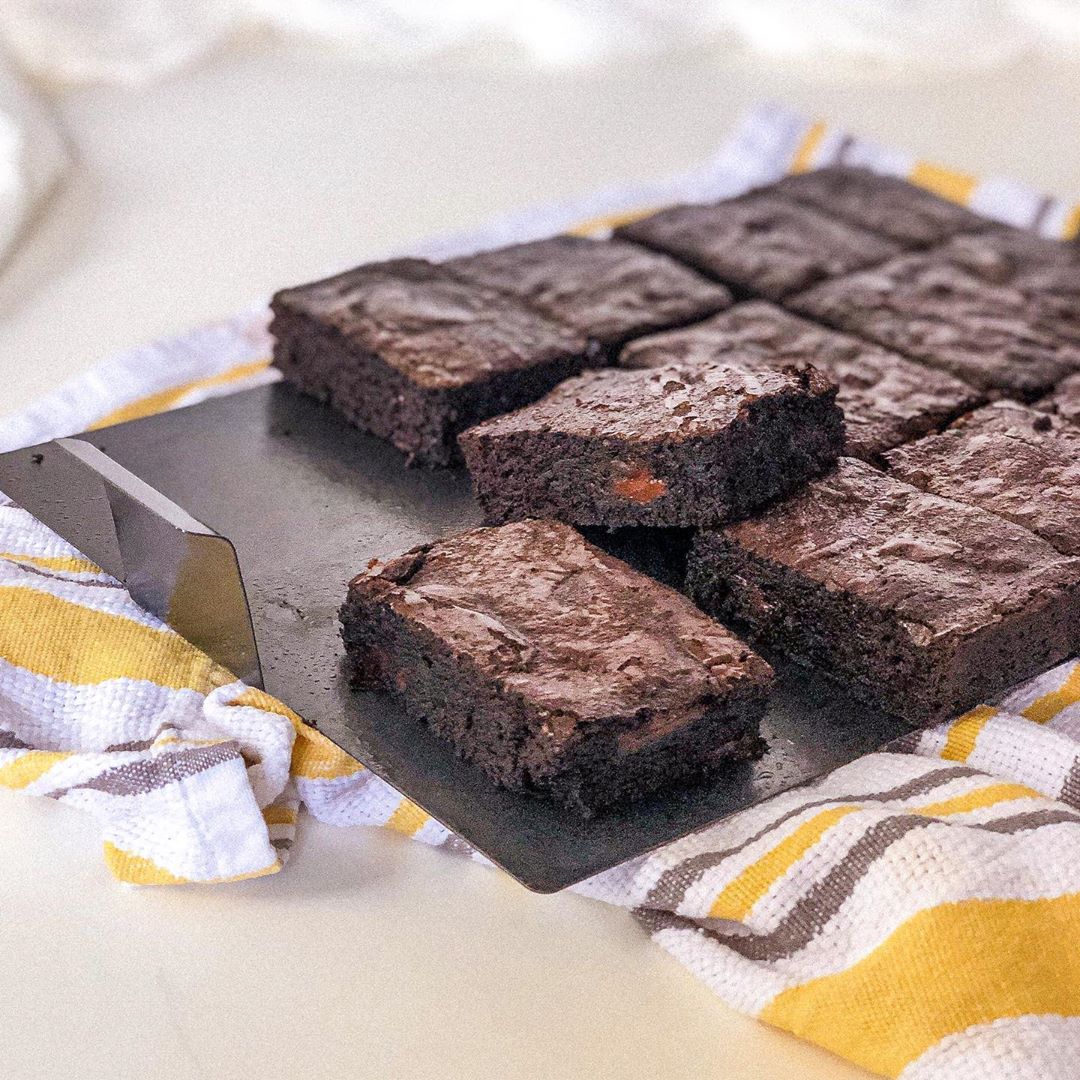 Using #quarantinebaking to take my favourites up a few notches!
Hoping things go back to normal soon so I can share these beauties with you guys!
Till then, stay safe, stay home and pray for all those who are risking their lives to help us get back to normal sooner!.
.
.
.
.
.
.
.
#brownies #brownedbutter #isolationbaking #instabake #frommykitchen #krachieats #eeeeeats #thecookfeed #feedfeed #f52grams #eater #tastemade #onthetable #foodblogfeed #heresmyfood #tribunepk #dailyfoodfeed #igerskarachi #karachifooddiary #tastingtable #thebakefeed #feedfeedchocolate #feedfeedbaking