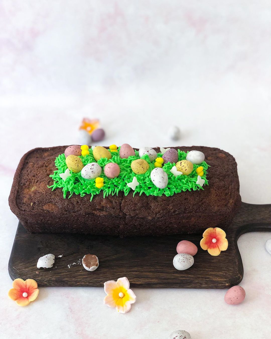 There are so many ways to decorate cakes!
Even a boring loaf cake can be made fun with just a little bit of frosting and chocolate mini eggs!
Also happy Easter Friday to all those celebrating!
.
.
.
.
.
.
.
.
.
.
.
#bananabread #spring #springflowers #easter #easterbunny #eastereggs #eastercake #easterchick #cadburyminieggs #loafcakes #springdecorations #sugarflower #easterdecoration #easterdessert #feedfeed #cakedecorating #wiltoncakes #kitchn #gloobyfood #thebakefeed #instasweet #loafcakes #eeeeeats