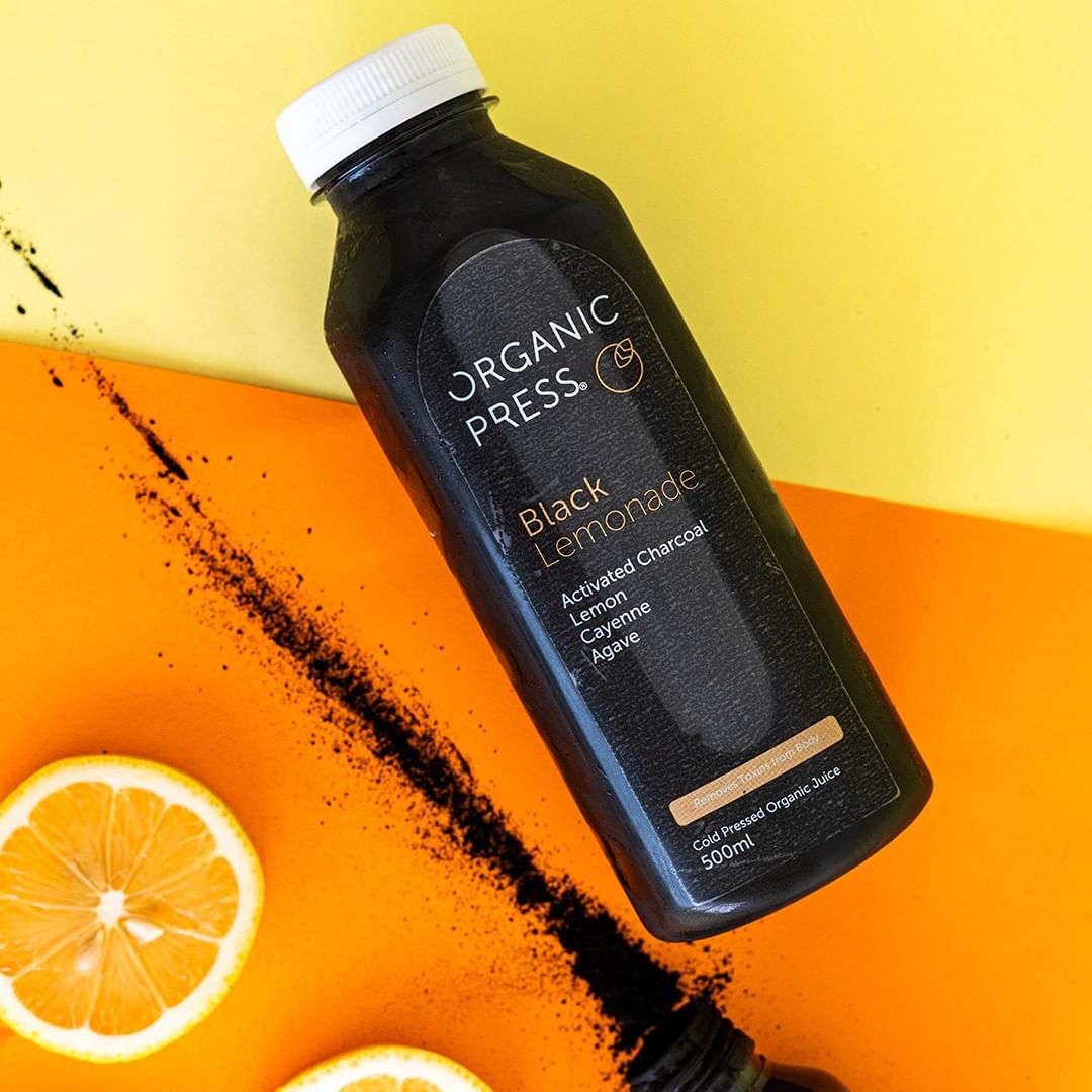 BACK TO BLACK | Sip on a soothing Charcoal Lemonade with Activated Charcoal + Agave #OrganicPress