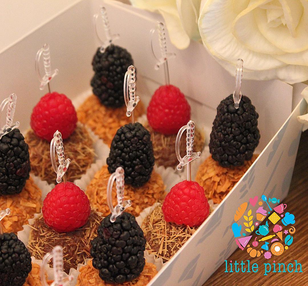 Crispy Nutella and Lotus balls
With fresh berries ( 170 AED )
#uae #dubai #thedubaimall #dubaimall #citywalk #sweets #dessert #uaefood #fresh #berries #gathering #friends #family #coffee #coffeetime #myuae #mydubai #abudhabi