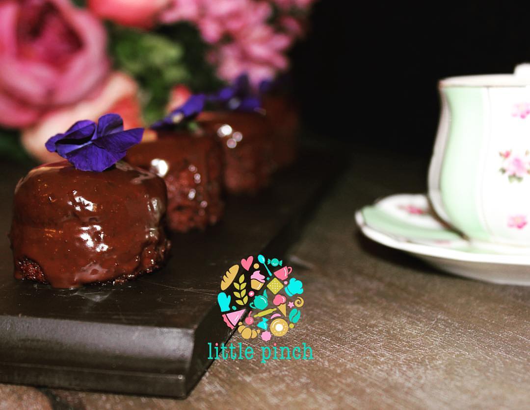 طابت جمعتكم ❤️ #friday #friends #gathering #family #chocolate #cake #mini #sweets #dessert #uae #dubai #dubaimall #thedubaimall #citywalk #abudhabi #alain