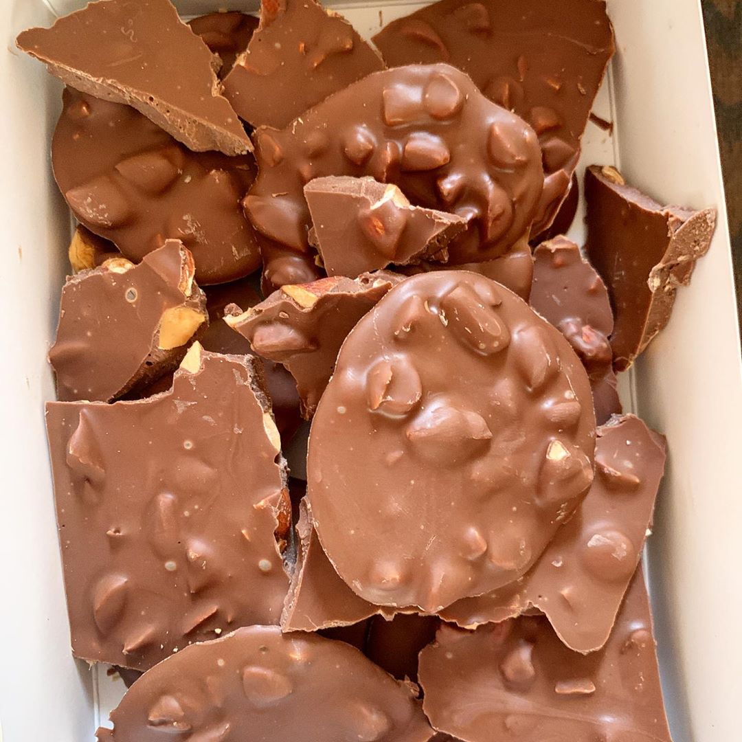 لوز محمص و مغمس بشوكلت فاخر .. الريحه بروحها حكايه ☕️بيتوفر في @snackat.ae راك اليوم باذن الرحمن