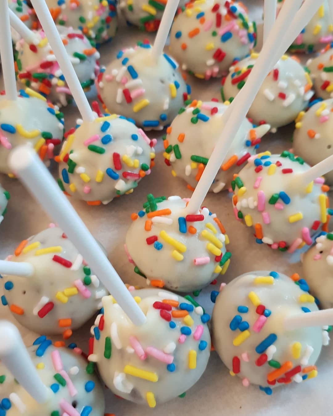 Casually hangin' out
#colorful #cakepops #pastel #wilton #sprinkles #unicorn #dubaievent #eater #foodie #thebakefeed #feedfeed #vegetarian #eggless #chocolate #redvelvet #cupcakes #justcupcakesdubai #love #food #sweet #cake #dubai #vanilla #nutella #yummy #instafood #instapic #instabakes #instacake #nofilter