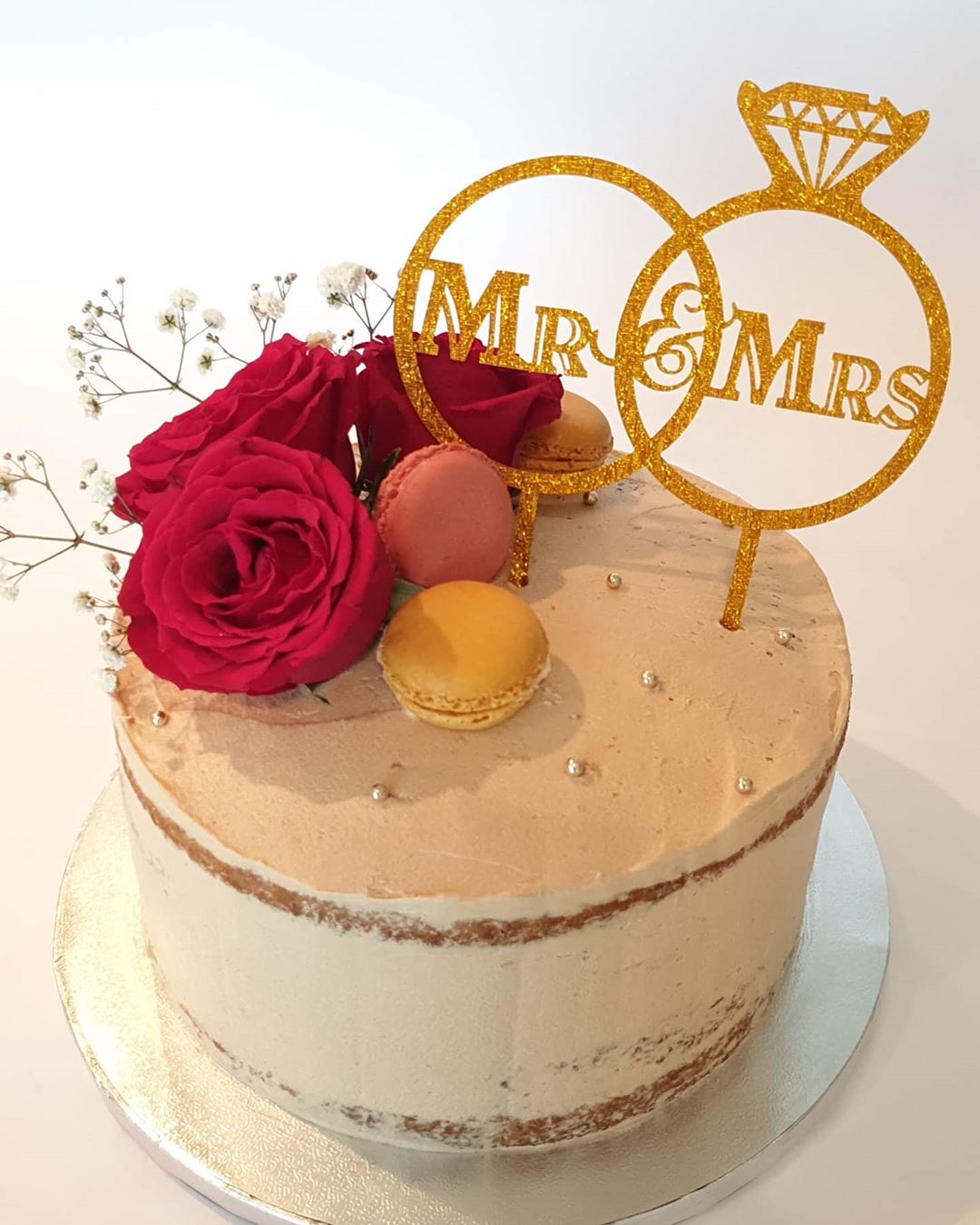 Mr & Mrs
Eggless Vanilla Cake frosted and filled with Lotus Whipped Cream , topped with roses and Macarons
▪
▪
▪
#rose #macarons #wedding #anniversary #dubaievent #eater #foodie #thecakeblog #buzzfeast #thebakefeed #f52grams #feedfeed #foodblogfeed #vegetarian #eggless #chocolate #redvelvet #cupcakes #justcupcakesdubai #love #food #sweet #cake #dubai #vanilla #yummy #instafood #instapic #instabakes #nofilter