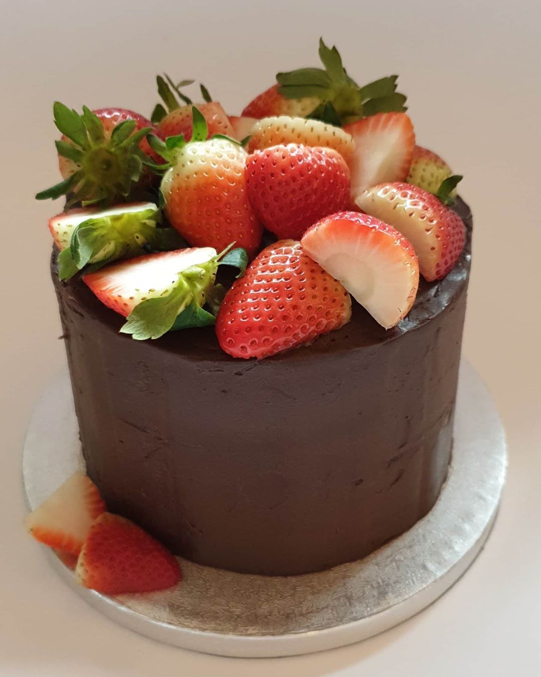 Can never go wrong with Chocolate and Strawberries
▪
▪
▪
#strawberry #cream #dubaievent #eater #foodie #thecakeblog #buzzfeast #thebakefeed #f52grams #feedfeed #foodblogfeed #vegetarian #eggless #chocolate #redvelvet #cupcakes #justcupcakesdubai #love #food #sweet #cake #dubai #vanilla #nutella #yummy #instafood #instapic #instabakes #instacake #nofilter