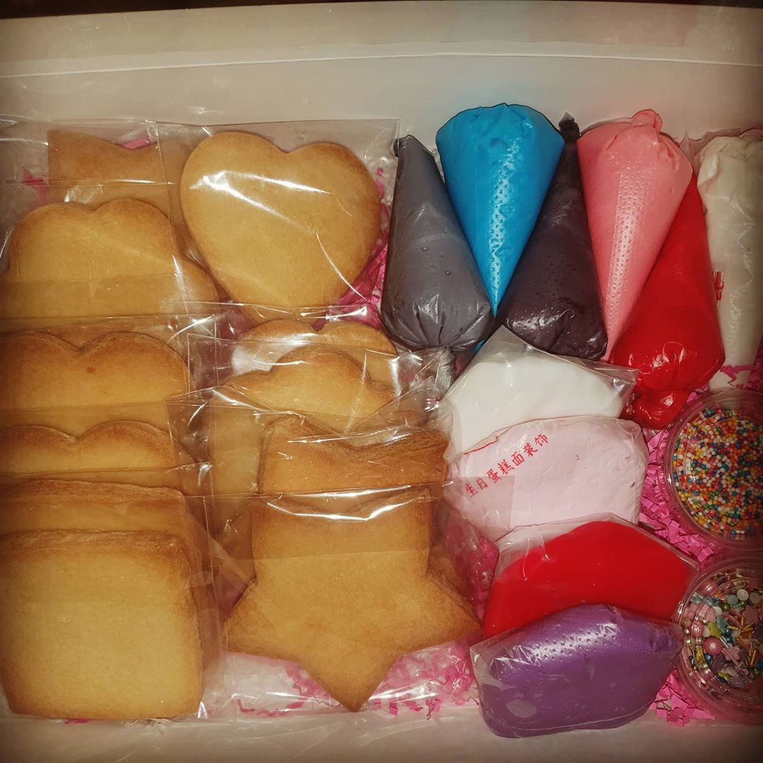 Meera & Auntie Haya box is still available at Hayacakesweets perfect for spending some fun time with your kids