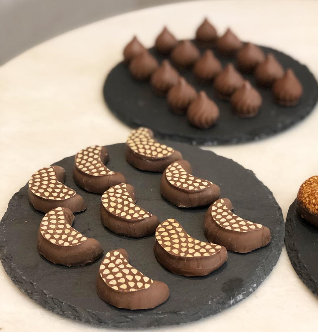 Ramadan Desserts
Crispy Chocolate Hilals
حلويات رمضان شوكولاتة محشية بالبسكوت المقرمش