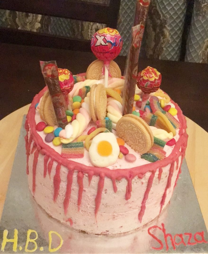 Blessed Friday everyone
customized cake for a cute birthday girl
#dubai#cake#chocolate#lolypop#candy#berries#sweets#birthdaycake