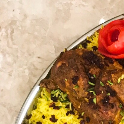 نزلنا لكم صينيتنا الخاصة إلي اضم كل أطباقنا المميزة بالدياي التاهجين و عيش الزعفران وعيش أبيض مع أنصاف الدياي المقرمشة و المسخن مع الاستيكي رايس ❤️ زيدوا لذة وجمال طاولتكم ويانا