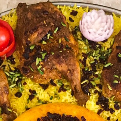 نزلنا لكم صينيتنا الخاصة إلي اضم كل أطباقنا المميزة بالدياي التاهجين و عيش الزعفران وعيش أبيض مع أنصاف الدياي المقرمشة و المسخن مع الاستيكي رايس ❤️ زيدوا لذة وجمال طاولتكم ويانا