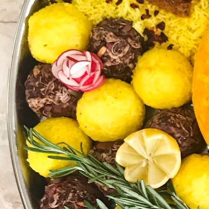 نزلنا لكم صينيتنا الخاصة إلي اضم كل أطباقنا المميزة بالدياي التاهجين و عيش الزعفران وعيش أبيض مع أنصاف الدياي المقرمشة و المسخن مع الاستيكي رايس ❤️ زيدوا لذة وجمال طاولتكم ويانا