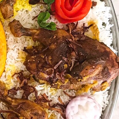 نزلنا لكم صينيتنا الخاصة إلي اضم كل أطباقنا المميزة بالدياي التاهجين و عيش الزعفران وعيش أبيض مع أنصاف الدياي المقرمشة و المسخن مع الاستيكي رايس ❤️ زيدوا لذة وجمال طاولتكم ويانا