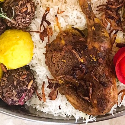 نزلنا لكم صينيتنا الخاصة إلي اضم كل أطباقنا المميزة بالدياي التاهجين و عيش الزعفران وعيش أبيض مع أنصاف الدياي المقرمشة و المسخن مع الاستيكي رايس ❤️ زيدوا لذة وجمال طاولتكم ويانا