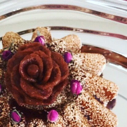 مبارك عليكم الشهر #رمضان. هدية رمضانية مميزة ✨ عبارة عن قرص عقيلي بالحلوى مع مسباح بالتمر