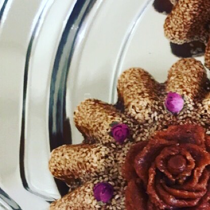 مبارك عليكم الشهر #رمضان.. هدية رمضانية مميزة ✨ عبارة عن قرص عقيلي بالحلوى مع مسباح بالتمر .