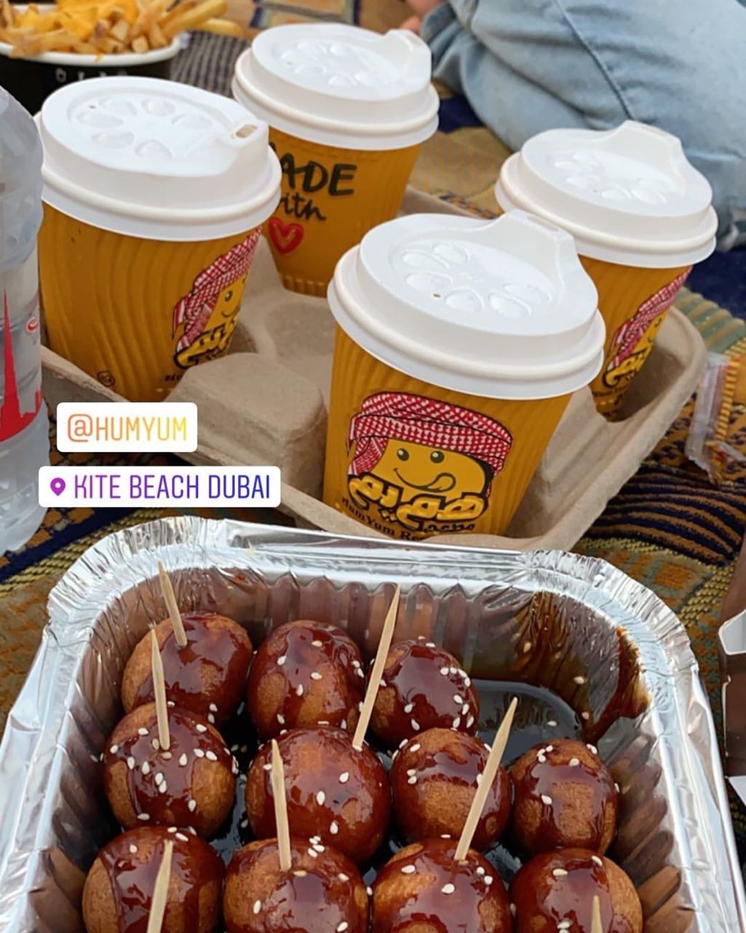 #repost بالعافية @humyum ❤️ #uae #dubai #jumeirah #humyum #هم_يم #دبي #ريوق #رقاق #جميرا #مطعم #كوفي شعبي #بلاليط #خبز #شاي #لقيمات #عسل #كرك #breakfast #reqaq #karak #tea
#food #love #coffee