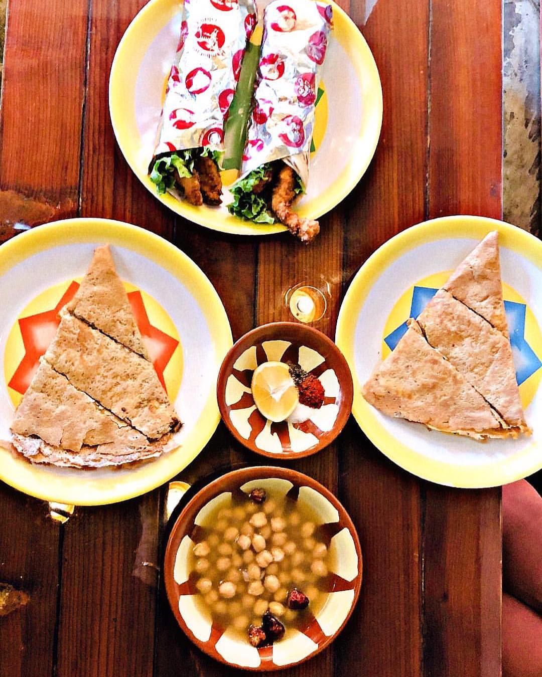 #repost بالعافية @humyum ❤️ #uae #dubai #jumeirah #humyum #هم_يم #دبي #ريوق #رقاق #جميرا #مطعم #كوفي شعبي #بلاليط #خبز #شاي #لقيمات #عسل #كرك #breakfast #reqaq #karak #tea
#food #love #coffee