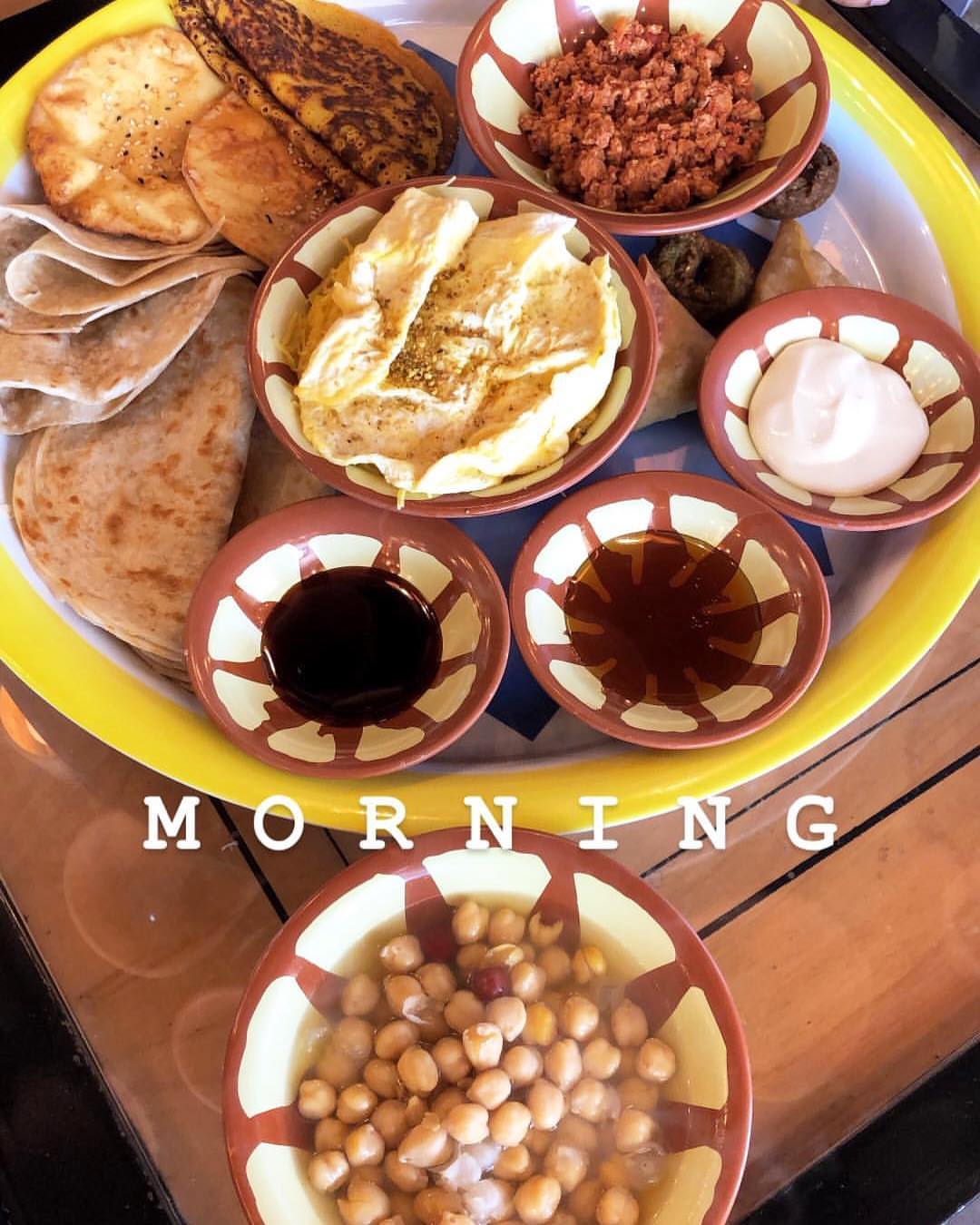 #repost بالعافية @humyum ❤️ #uae #dubai #jumeirah #humyum #هم_يم #دبي #ريوق #رقاق #جميرا #مطعم #كوفي شعبي #بلاليط #خبز #شاي #لقيمات #عسل #كرك #breakfast #reqaq #karak #tea
#food #love #coffee