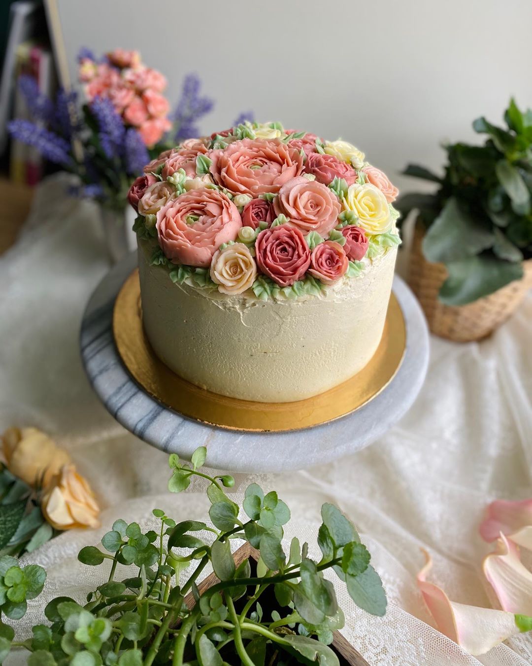 Spring vibes . . .
#spring #springiscoming #cakecakecake #cakeoftheday #flowersbouquet #butterflowerscake #moistbuttercake #koreanbuttercreampipping