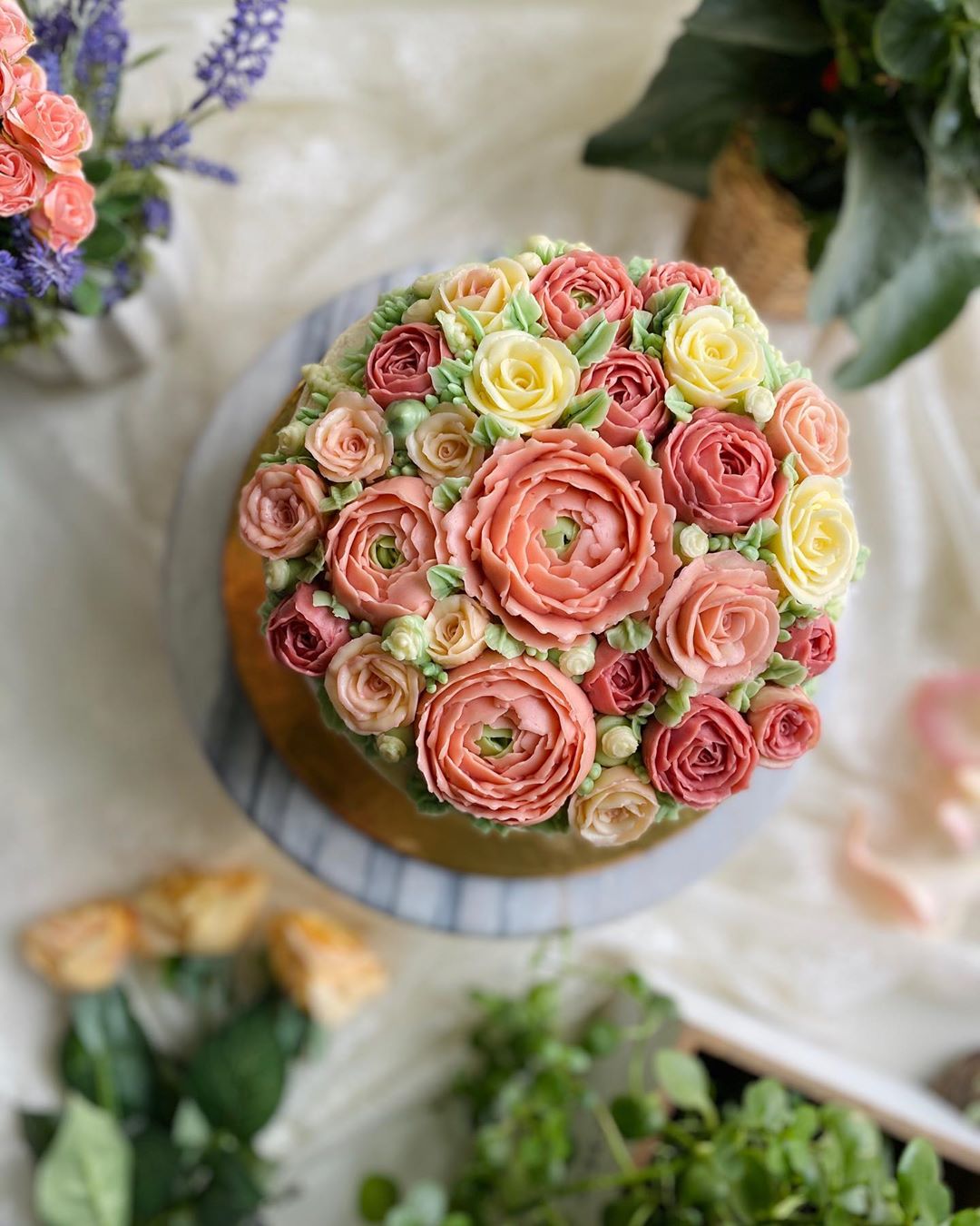 bouquet cake . . .
#cake #cakedecorating #cakes #cakesofinstagram #flowers #buttercream #buttercreamflowers #koreanbuttercreamflowers