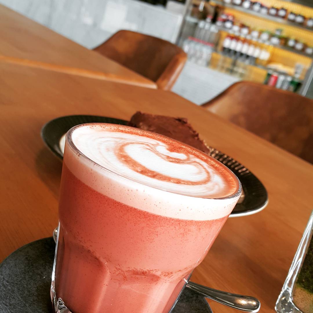 Red velvet mocha is the best of the best ... people. . I am in love
#redvelvet #mocha #nocolours #food #yummy