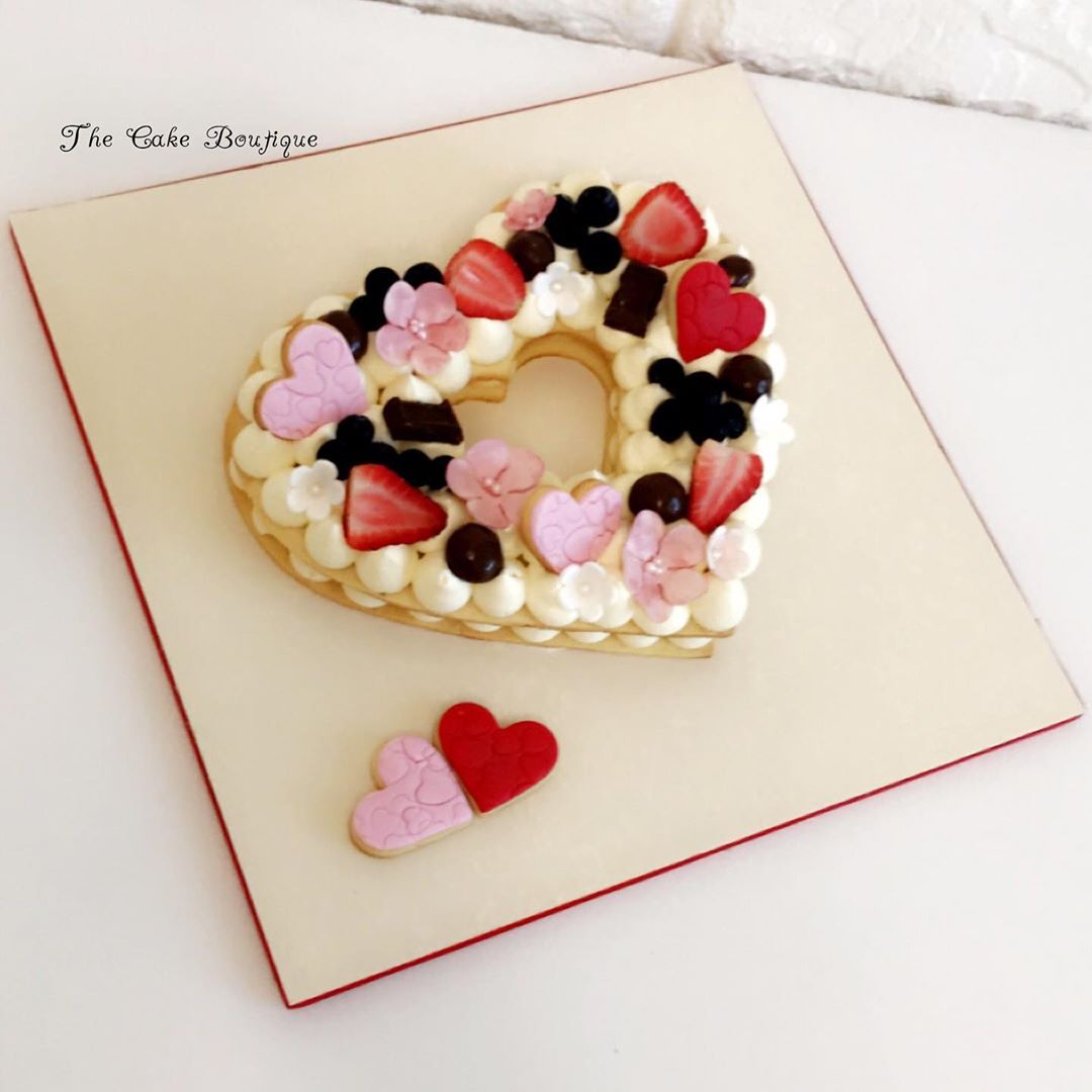 Happy Valentines Day everyone ♥️♥️ #elegant #beautiful #cakeforladies #cake #sugarartist #handmade #cakes #cupcakes #dubai #dxb #dubailife #dubaifood #dubaistyle #dubaitag #dubaiblogger #dubaiparty #dubaiparties #دبي #عجمان #foodphotography #instacake #dubailikes #dubaicakes #baking #dubaieventplaner #dubaievent #ilovemywork #valentines #valentinesday