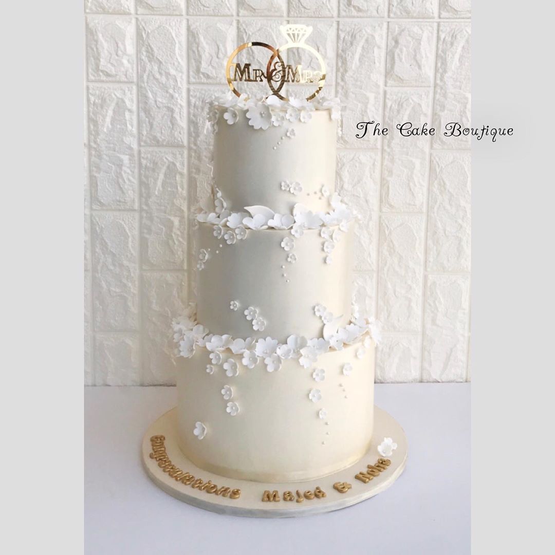 #weddingcake #engagementcakes #flowers #elegant #beautiful #cakeforladies #cake #sugarartist #handmade #cakes #cupcakes #dubai #dxb #dubailife #dubaifood #dubaistyle #dubaitag #dubaiblogger #dubaiparty #dubaiparties #دبي #عجمان #foodphotography #instacake #dubailikes #dubaicakes #baking #dubaieventplaner #dubaievent #ilovemywork