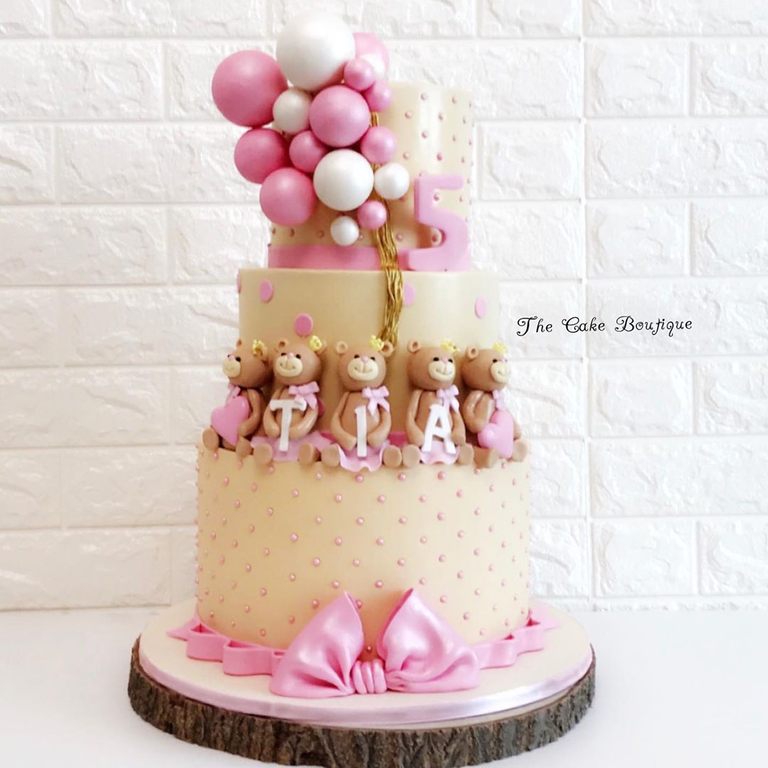#cakes #birthdaycake #birthdaygirl #dubai #dubaicakes #dubairvents #cakedecorating #cakesofinstagram #cakestagram #lovemywork #baking #chocolate #vanilla #fondant #ganache #birthdayevents #teddybears #1stbirthday