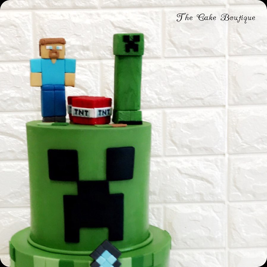 #minecraft #minecraftcake #minecrafttopper #birthday #cakes #birthdaycake #birthdaygirl #dubai #dubaicakes #dubairvents #cakedecorating #sharjah #dubai #cakesofinstagram #cakestagram #lovemywork #baking #chocolate #vanilla #fondant #ganache