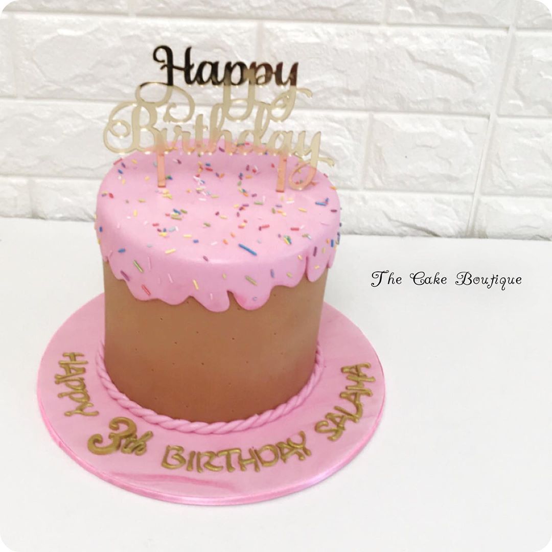 #simplecake #cake #birthday #birthdaygirl #sharjah #birthdaycake #dubai #dubaicakes #cakedecorating #cakesofinstagram #cakestagram