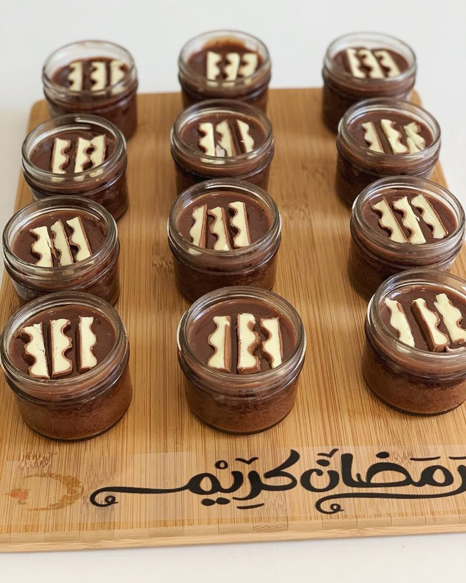 طلبية زبونتي العزيزة كندر مولتن 12 حبه مع قاعده خشب وكتابه ب 180 البوكس ب140
