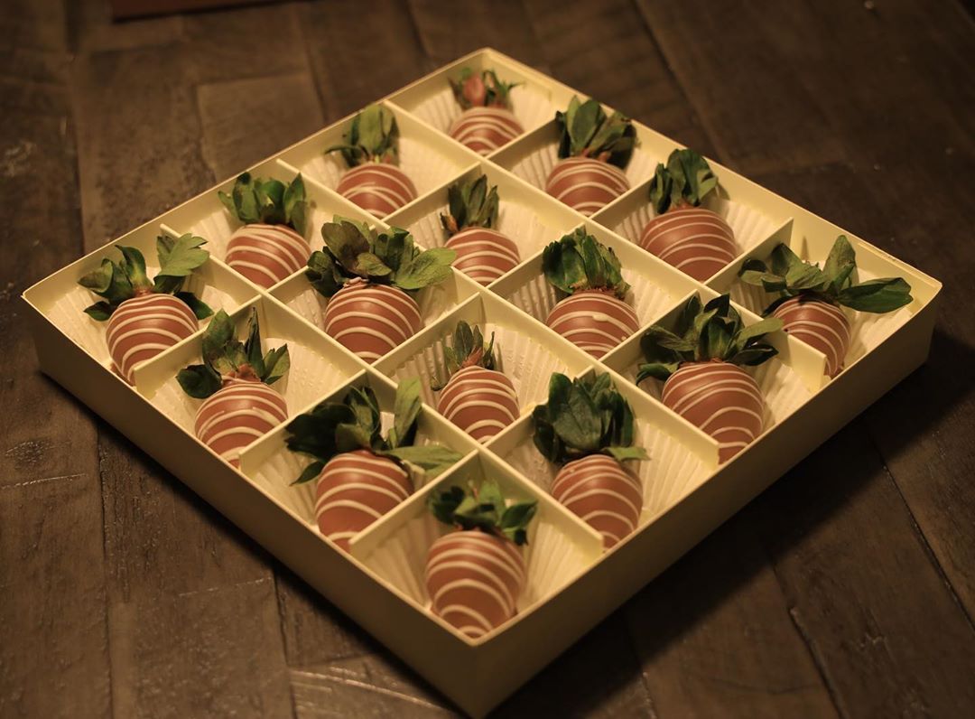 Strawberry with chocolate
16 pieces = 80 dhs
#kinder #chocolate #cookies #onlycookies #nutella #pistachio #galaxy #dubai #faz3 #mydubai #uae #strawberry