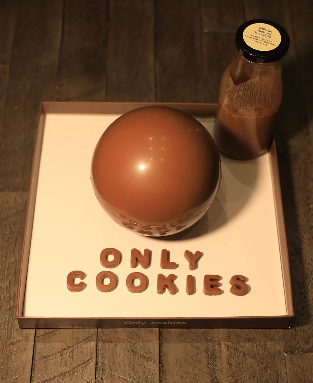 ITS A CHOCO BALL .. filled with strawberry , mini cookies, chocolate cake & blackberry .. you can also write on the board what you
like .... = 130 dhs . #kinder #chocolate #cookies #onlycookies #nutella #pistachio #galaxy #dubai #faz3 #mydubai #uae #strawberry