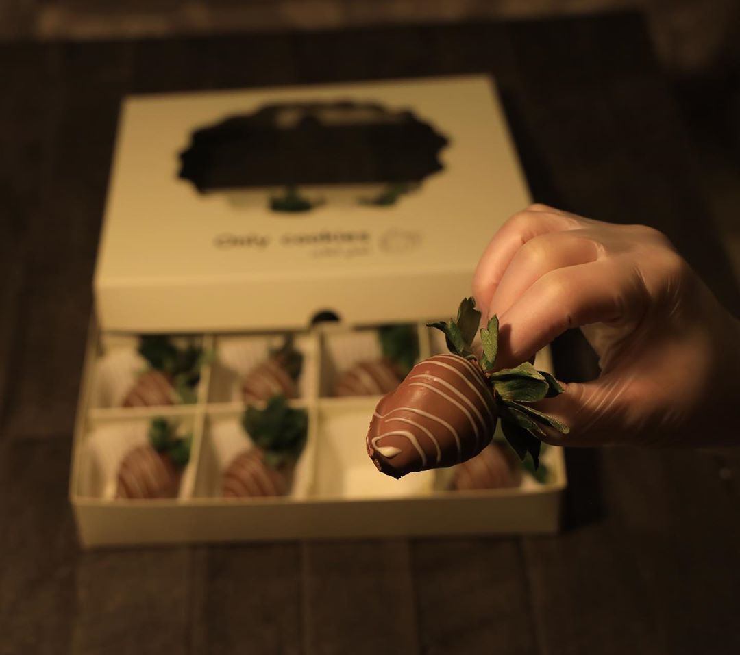 Strawberry with chocolate
16 pieces = 80 dhs
#kinder #chocolate #cookies #onlycookies #nutella #pistachio #galaxy #dubai #faz3 #mydubai #uae #strawberry