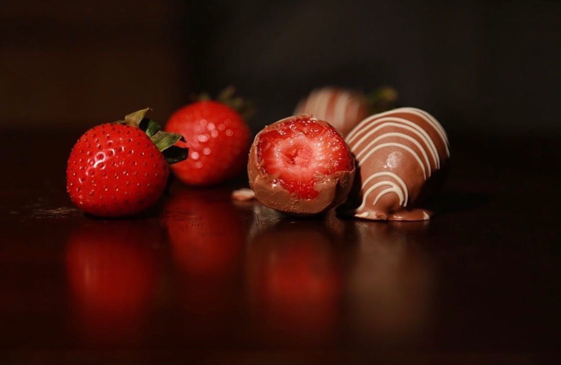 Strawberry with chocolate
16 pieces = 80 dhs
#kinder #chocolate #cookies #onlycookies #nutella #pistachio #galaxy #dubai #faz3 #mydubai #uae #strawberry