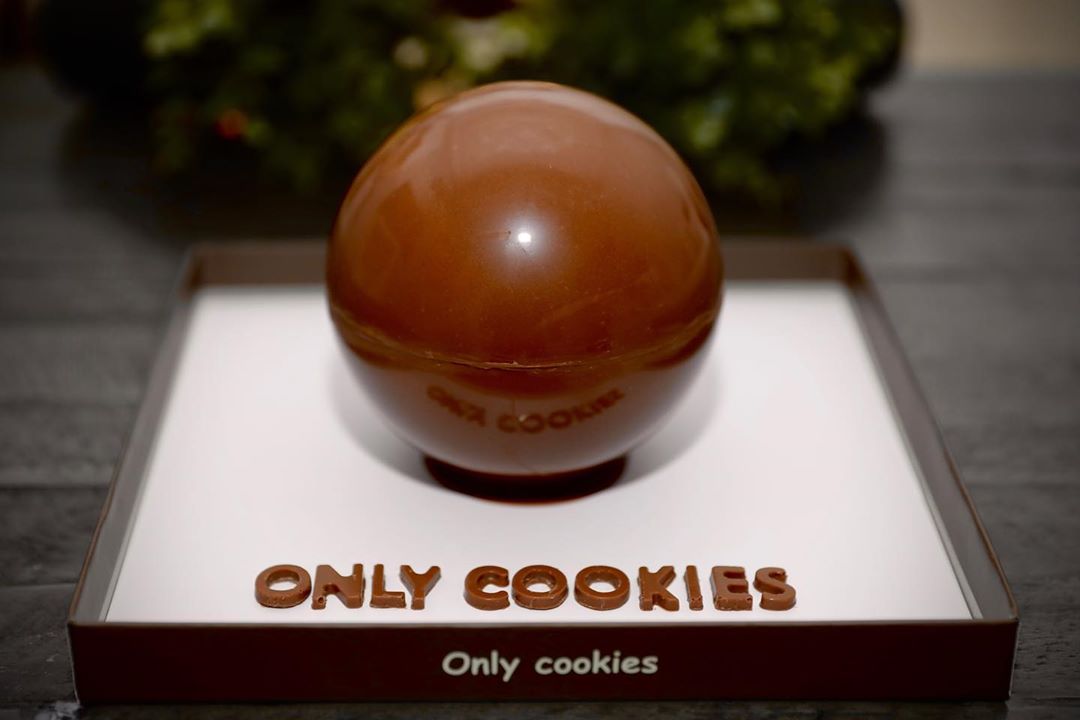 ITS A CHOCO BALL .. filled with strawberry , mini cookies, chocolate cake & blackberry .. you can also write on the board what you
like .... = 130 dhs .
.
#kinder #chocolate #cookies #onlycookies #nutella #pistachio #galaxy #dubai #faz3 #mydubai #uae