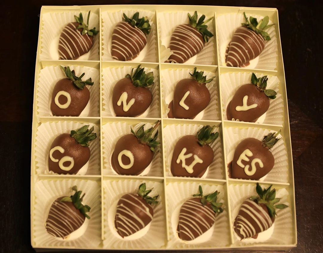 Strawberry with chocolate
16 pieces = 80 dhs
#kinder #chocolate #cookies #onlycookies #nutella #pistachio #galaxy #dubai #faz3 #mydubai #uae #strawberry
