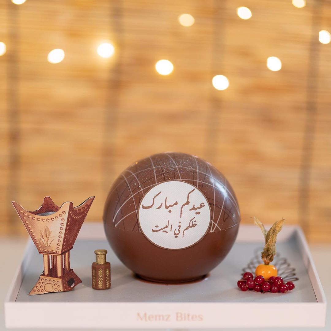 16cm Eid Midkhan Ball ✨
#عيد_الفطر #خلك_في_البيت
___________________________________
Price:(VAT Inclusive) تشمل الضريبة
16cm: 270 AED (in the picture) وتكفي 4 أشخاص
20cm: 370 AED وتكفي 8 أشخاص
حشوة الكرة: كيك شوكلت وفواكه، وتقدّم مع صوص