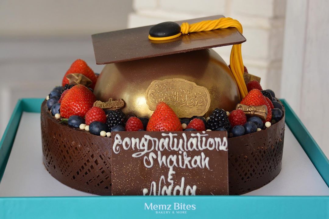 (M1)
Memz Graduation Chocolate Cake
___________________________________
Price:(VAT Inclusive) تشمل الضريبة
Medium: 480 AED (in the picture) وتكفي 10-12 شخص
Big: 630 AED وتكفي 14-16 شخص
حشوة الكرة: فواكه، والقاعدة شوكلت كيك كاملة