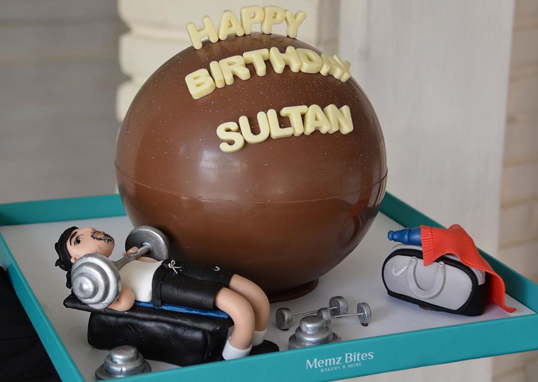 (M2)
20cm Customized Gym themed Ball ♂️
___________________________________
Price:(VAT Inclusive) تشمل الضريبة
16cm: 460 AED وتكفي 4-6 أشخاص
20cm: 580 AED (in the picture) وتكفي 8-10 أشخاص
حشوة الكرة: كيك وفواكه