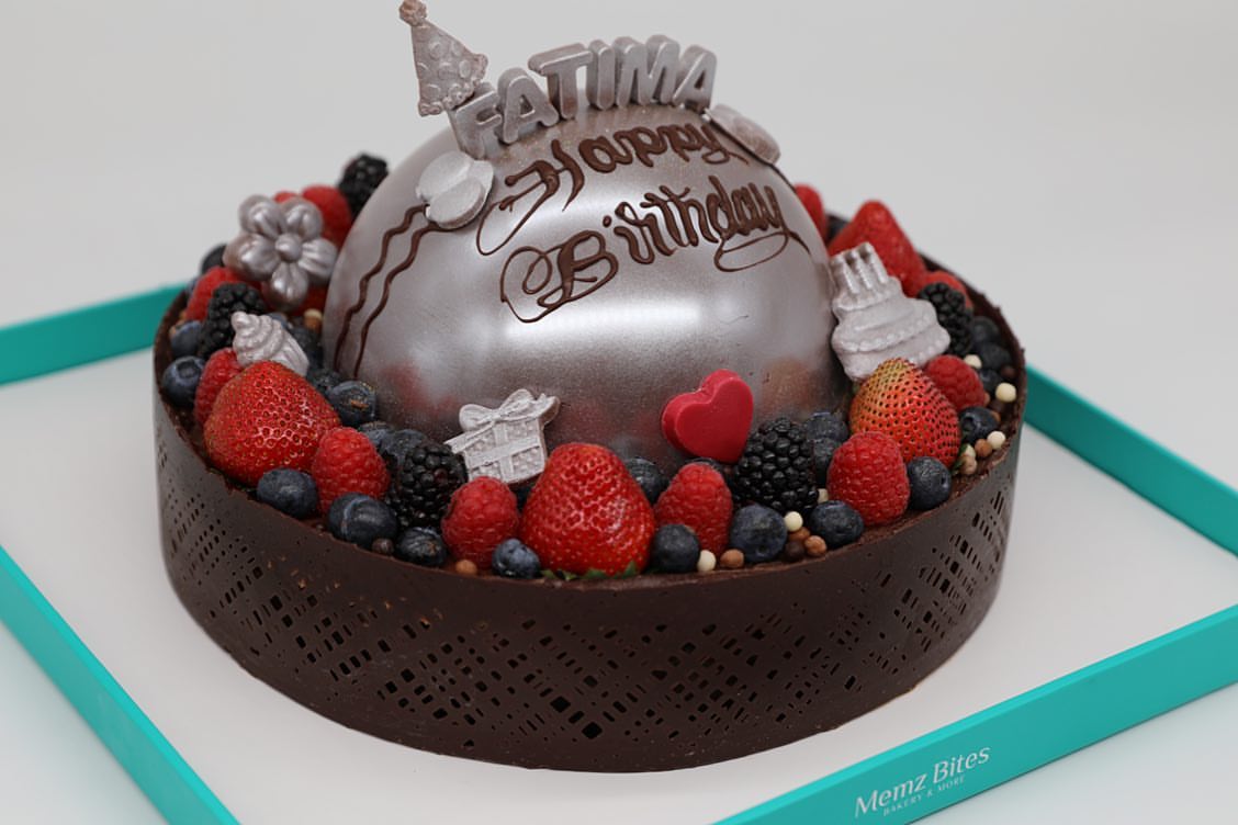 Memz Birthday Cake
متوفر اللون الذهبي والفضي
-BEST SELLER الأكثر مبيعاً
___________________________________
Price:(VAT Inclusive) تشمل الضريبة
Medium: 370 AED وتكفي 10-12 شخص
Big: 510 AED وتكفي 14-16 شخص
حشوة الكرة: فواكه، والقاعدة شوكلت كيك كاملة