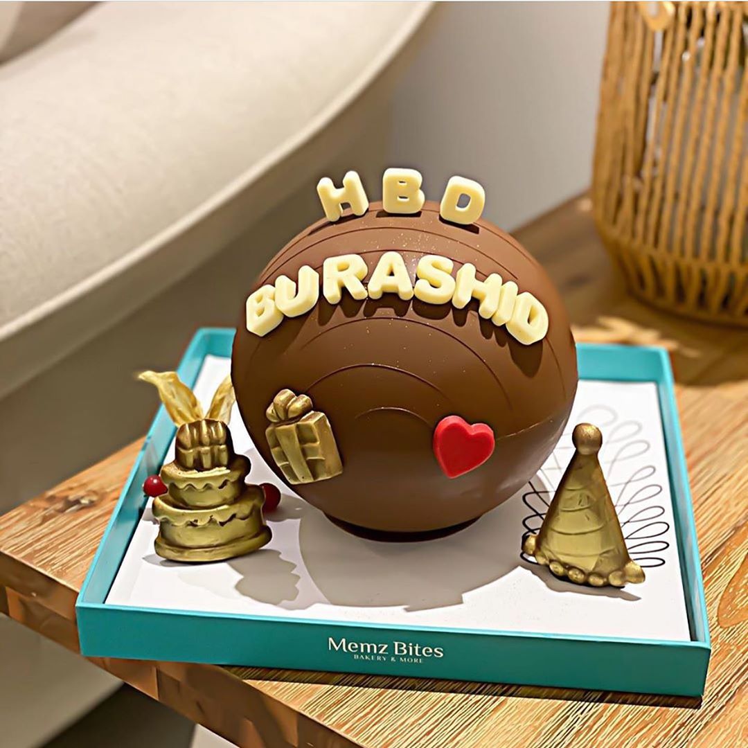 16cm Memz Birthday Ball
BEST SELLER الأكثر مبيعاً
Repost by @elprinsessa
___________________________________
Price:(VAT Inclusive) تشمل الضريبة
12cm: 170 AED وتكفي شخصين
16cm: 270 AED (in the picture) وتكفي 4-6 أشخاص
20cm: 370 AED وتكفي 8-10 أشخاص
حشوة الكرة: كيك وفواكه