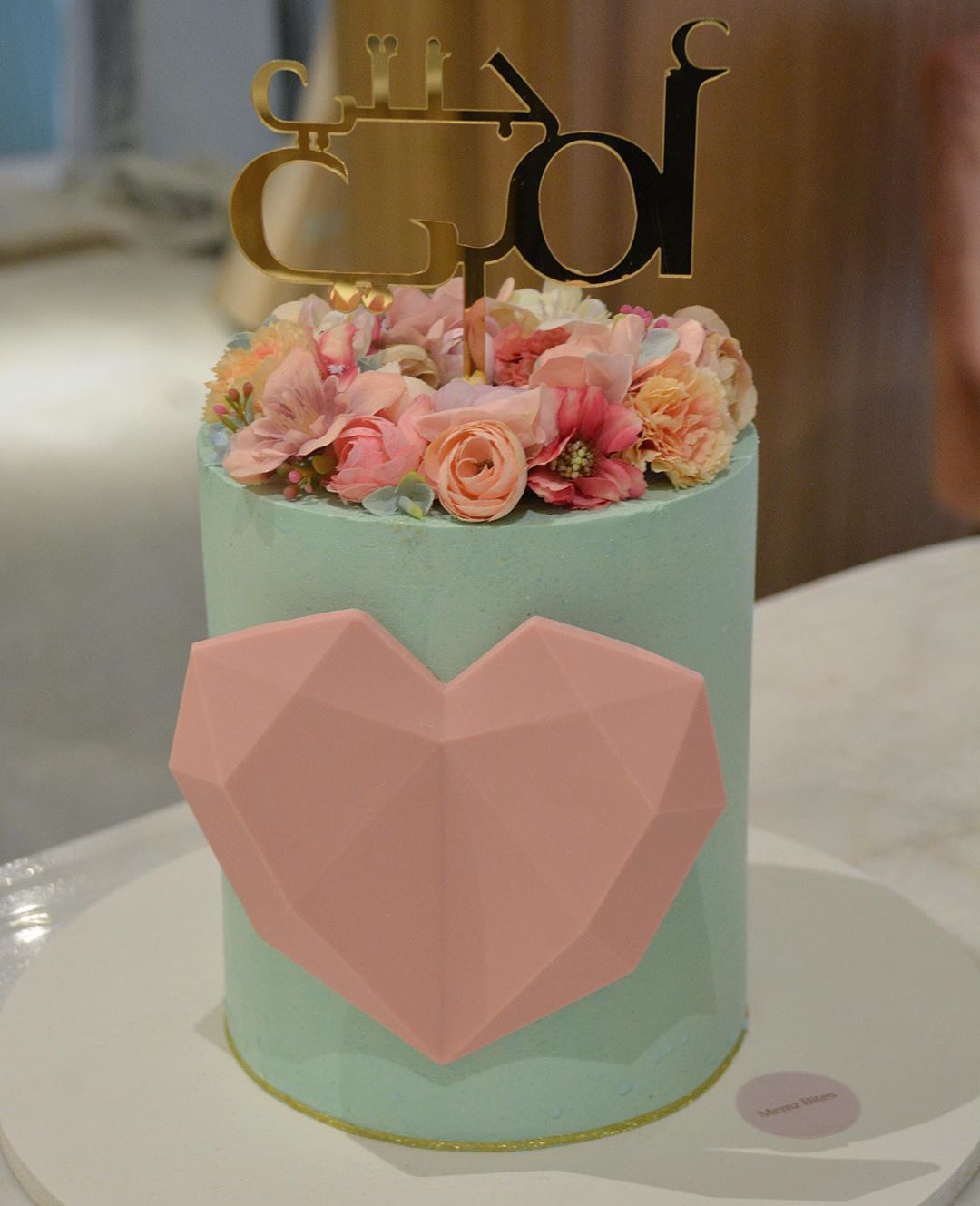 (M2)
Mother’s Day Pink Heart Cake
Flavors available:
-Vanilla & Chocolate
-Vanilla with Raspberry
ملاحظة: من الممكن أن تختلف ألوان الورود
Note: flowers color could change slightly
___________________________________
Price:(VAT Inclusive) تشمل الضريبة
590 AED, 2.5 Kilos
-Extra charge of 25 AED for the acrylic.
#يوم_الام