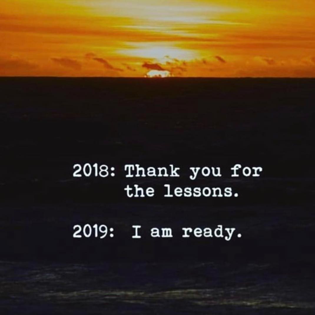 شكرا 2018
الكثير في اواخر ايام السنة يستعيدون انجازاتهم و اخفاقاتهم خلال العام
نادرا ما اتحدث عن نفسي لكن لتأثير ذلك على هدفي من انشاء هذا الحساب سأخبركم بانجازي الاكبر هذا العام صحيح ليس لدي الكثير لاذكره من انجازات على الصعيد المهني لكن على صعيد آخر وبفضل من الله تعالى انجزت مالم اتوقعه من قوة وصبر وتحمل على اصعب ما مررت به ظروف فقد كانت بدايتها صعبة جدا -الحمد لله على كل حال- اصبت بكسر متفتت برسغ اليد اليسرى استمر علاجه شهور طويله خضعت خلالها لاربع عمليات جراحية كما خضعت للعديد من جلسات التأهيل لتعود حركتها كالسابق الحمد لله تحسنت كثيرا بالرغم من انها لم تعد كالسابق لكن يقيني وحسن ظني بالله تعالى وايماني ان الابتلاء حب من الله تعالى لعبده وايماني بهدفي هو ما اعطاني القوة لتجاوز تلك المرحلة والاستمرار باذن الله تعالى
الحمد لله دائما وابدا على فضله ونعمه في السراء والضراء شكرا لكل من وقف بجانبي ودعمني
شكرا لكل من خذلني لاني علمت قدري عنده
شكرا لحبي وشغفي الذي كان دوائي وأملي كلما شعرت باليأس والاحباط وجعلني في كل مرة استعيد ثقتي بنفسي واكافح لتحقيقه (فعسى ان تكرهو شيئا ويجعل الله فيه خيرا كثيرا) فقد بدأت العمل على وصفات جديدة وتصاميم جديدة ايضا اتمنى ان تنال اعجابكم فما زال لدي الكثير ....القادم اجمل ان شاء الله
شكرا لكل من استمر بمتابعتي رغم توقفي فترة طويلة ولكل متابعيني الجدد
واعدكم -باذن الله تعالى - بان يكون 2019 بداية انجازات حقيقية
شكرا لكم من القلب