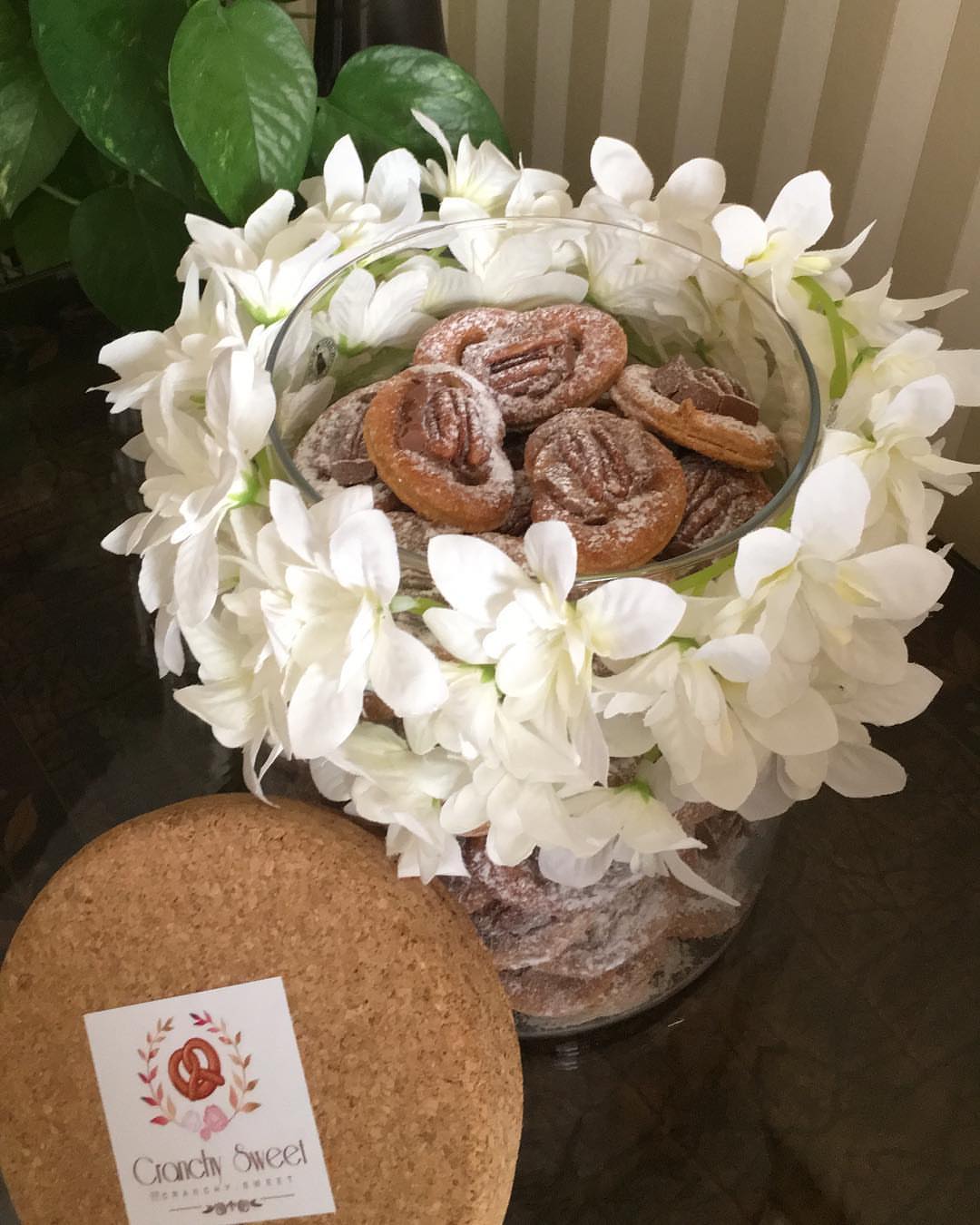 مشاركة cranchy sweet لمعرض الرسم المقام في مقهى @nabt.fenjan ..
.
.
#حلويات_منزلية#أسر_منتجة#حلى_قهوة#sweet#cranchy_sweet#